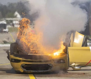 AXA simule l'incendie d'une Tesla lors d'un crash test pipeauté... mais pour prouver quoi ?